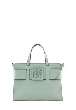 Borsa sintetica verde con due manici, un logo quadrato al centro e due tasche frontali. Presenta una superficie liscia e un design elegante.