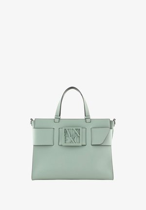 Borsa sintetica verde con due manici, un logo quadrato al centro e due tasche frontali. Presenta una superficie liscia e un design elegante.