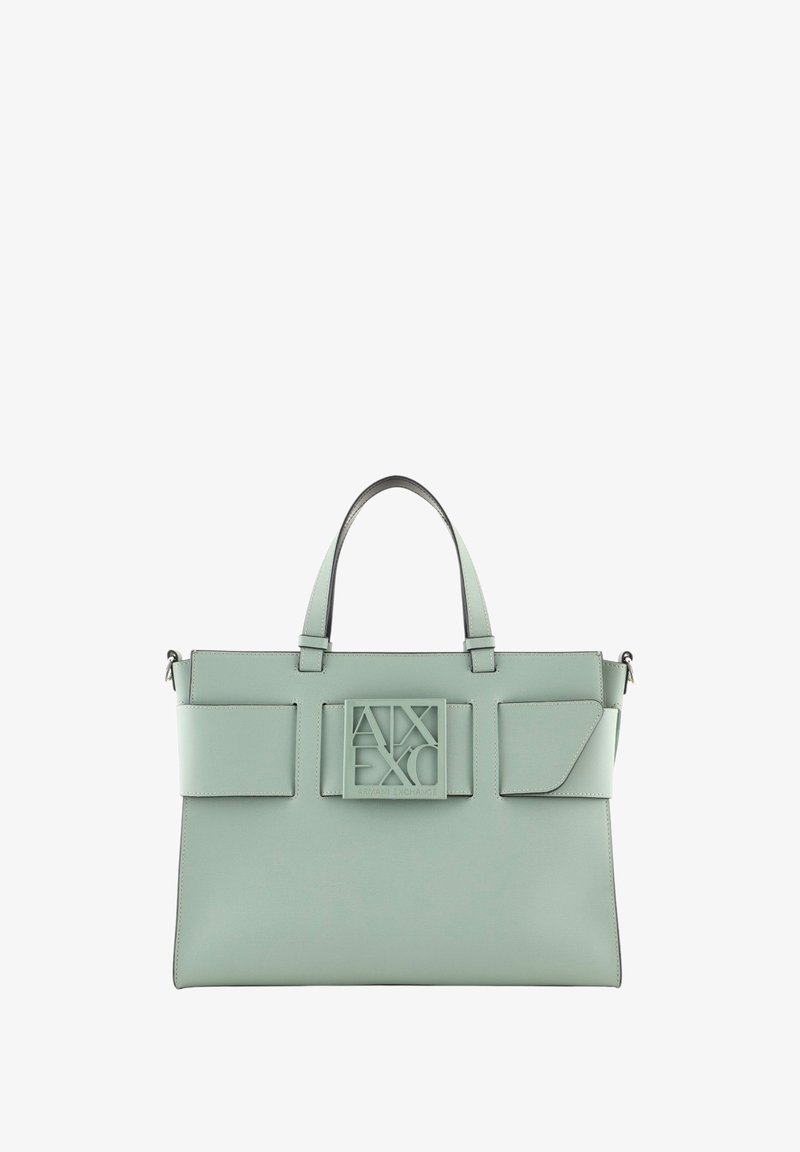 Borsa sintetica verde con due manici, un logo quadrato al centro e due tasche frontali. Presenta una superficie liscia e un design elegante.