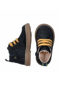 Zwarte suède schoenen met gele veters, ritssluiting aan de zijkant, bruine rubberen zolen en een rond toelontdesign.