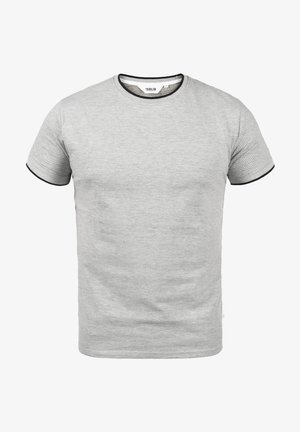 Graues T-Shirt mit kurzen Ärmeln, strukturiertem Muster, schwarzem Besatz am Kragen und an den Ärmeln sowie einem geraden Schnitt.