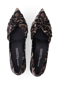 Paar spitz zulaufende flache Schuhe mit schwarzem und braunem Leopardenmuster und gedrehtem Knotendetail oben.
