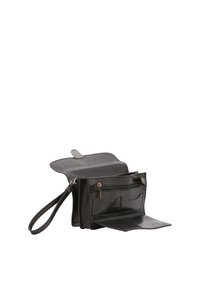 Borsa a tracolla in pelle nera con un manico per il polso, dotata di chiusura a pattina e numerosi scomparti, tra cui tasche con zip e tasche aperte.