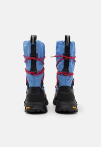 Mustad mustajalatsid kõrge sinise kangast kaelusega, punaste nööride ja Vibram kummitaldadega. Omab reguleeritavat veekindlat disaini ja tõmblukke.