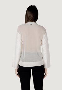 Cardigan bianco in maglia con maniche testurizzate; leggero, con lavorazione aperta sul retro; orlo a coste; vestibilità casual. Adatto per il layering.