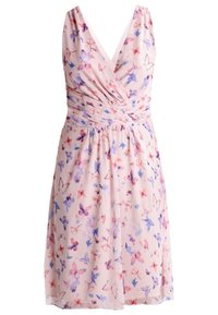 Robe rose sans manches avec col en V et taille plissée, décorée d'un motif de papillons roses, violets et bleus.