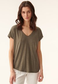 Oliven grøn V-hals T-shirt med korte ærmer, lavet af et blødt, let stof. Har en afslappet pasform og diskrete syninger.