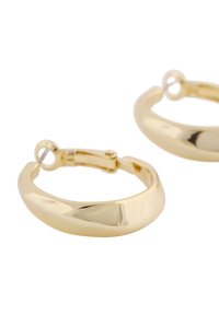 Guldtonade hoopörhängen med en slät, böjd design och polerad finish. Har en säker låsning och en rund silhuett.