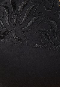 Damart SOUTIEN CROISÉ GRAND MAINTIEN EFFET GUIPURE - Sujetador con aros - Black