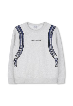 Lichtgrijze trui met "MARC JACOBS" tekst gecentreerd en een gedrukte afbeelding van blauwe en zwarte rugzakriemen op de voorkant.