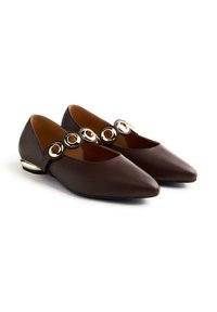 Scarpe in pelle marrone con design a punta, dotate di una striscia nera con accenti dorati circolari e un tacco metallico basso.
