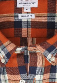 Oranje, marineblauw, witte geruite overhemdbroek met McGregor merklabels die maat M en een reguliere pasvorm aangeven.