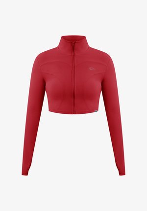 Chaqueta corta roja con cremallera y mangas largas, hecha de un tejido suave. Cuenta con un cuello alto y un logotipo sutil en el área del pecho izquierdo.