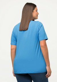 Ulla Popken A-LINIE HALBARM - Triko s potiskem - sky blue
