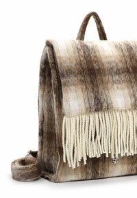 Hnědý a krémový károvaný filcový batoh s krémovým třásňovým detailem na klopě a odpovídajícím ovinutým odnímatelným popruhem, malým st říbrným logem "SF".