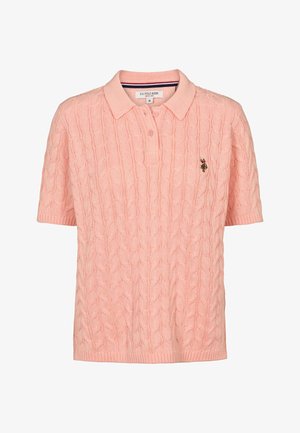 Jasnoróżowa dzianinowa koszulka polo z krótkimi rękawami, zdobiona wzorem warkocza i małym wyhaftowanym logo na lewej piersi.