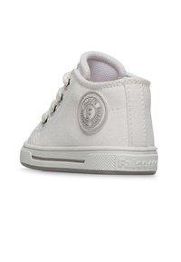 Sneaker alta in tela bianca con accentuazione a logo rotondo, occhiali bianchi e suola in gomma texturizzata. Design pulito adatto a diversi contesti.