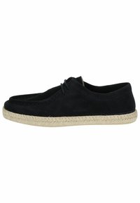 Zapatos de ante negro con punta redondeada y suela de yute trenzado. Presentan un cordón simple y una textura suave.