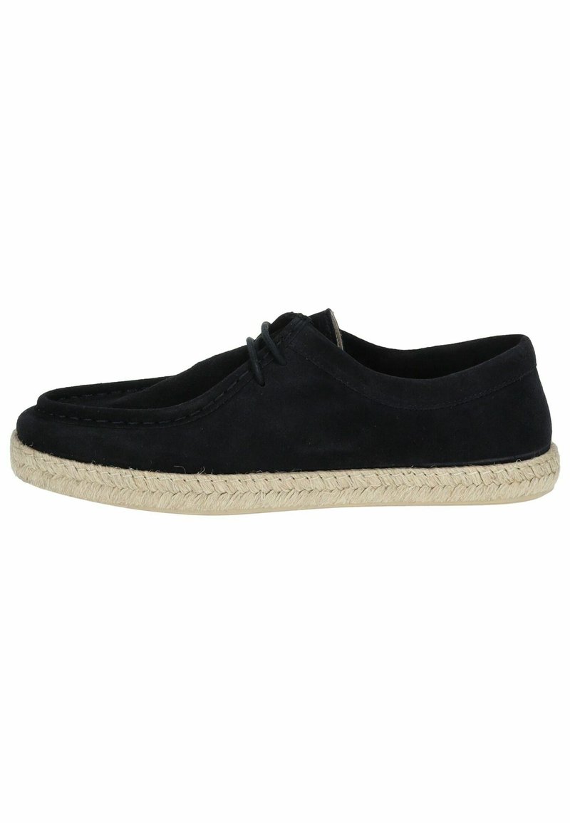 Zapatos de ante negro con punta redondeada y suela de yute trenzado. Presentan un cordón simple y una textura suave.