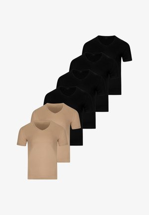 Sechs schlichte V-Ausschnitt-T-Shirts, in Reihen angeordnet, zwei beige vorne und vier schwarze dahinter, auf weißem Hintergrund.