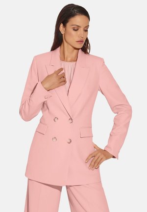 Roze dubbelgebreide blazer, gemaakt van een gladde stof, met notch revers, twee voorzakken en knoopaccenten. Tailored fit.