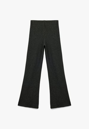 Pantalones gris de corte acampanado, hechos de un tejido de punto texturizado con una cinturilla ancha, que presentan un diseño minimalista sin herrajes ni acentos visibles.