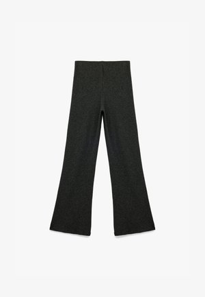 Pantalones gris de corte acampanado, hechos de un tejido de punto texturizado con una cinturilla ancha, que presentan un diseño minimalista sin herrajes ni acentos visibles.