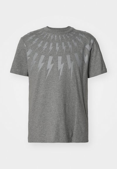 Tricou din bumbac gri, cu un design grafic ce prezintă fulgere de un gri deschis, aranjate într-un model circular în jurul gulerului.