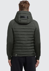 Dunkelgrüne Daunenjacke mit einer strukturierten Kapuze, gestepptem Körper und glatten Ärmelpaneelen. Verfügt über einen Logo-Patch auf dem Rücken und elastische Bündchen.
