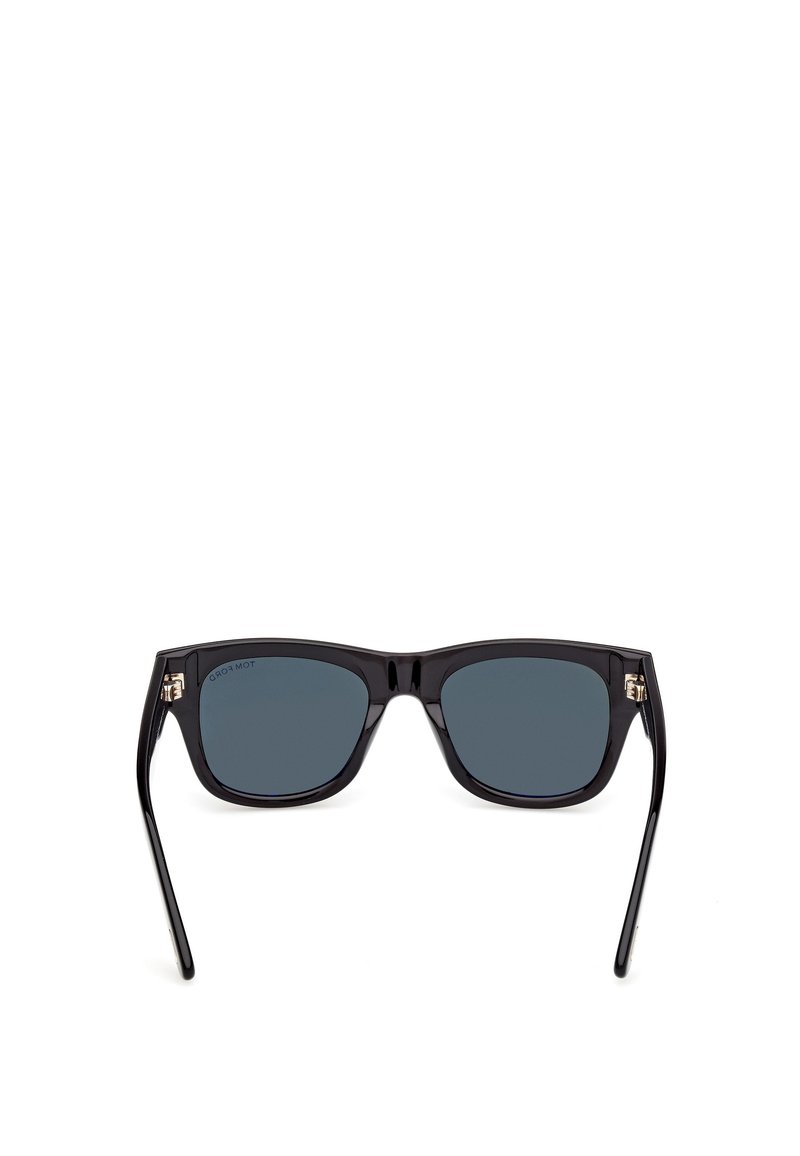 Zwarte plastic zonnebril met vierkante lenzen, donkerblauwe tint en gouden hardware accenten op de tempels. Gladde, glanzende textuur.