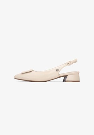 Scarpa slingback beige in pelle liscia, con punta a punta, un piccolo tacco a blocco e una fascia decorativa sulla tomaia.