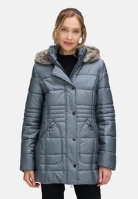 Szary ocieplany kurtałka z futrzanym kapturem, z zapięciem na guziki, bocznymi kieszeniami oraz pikowanym wzorem w średniej długości.