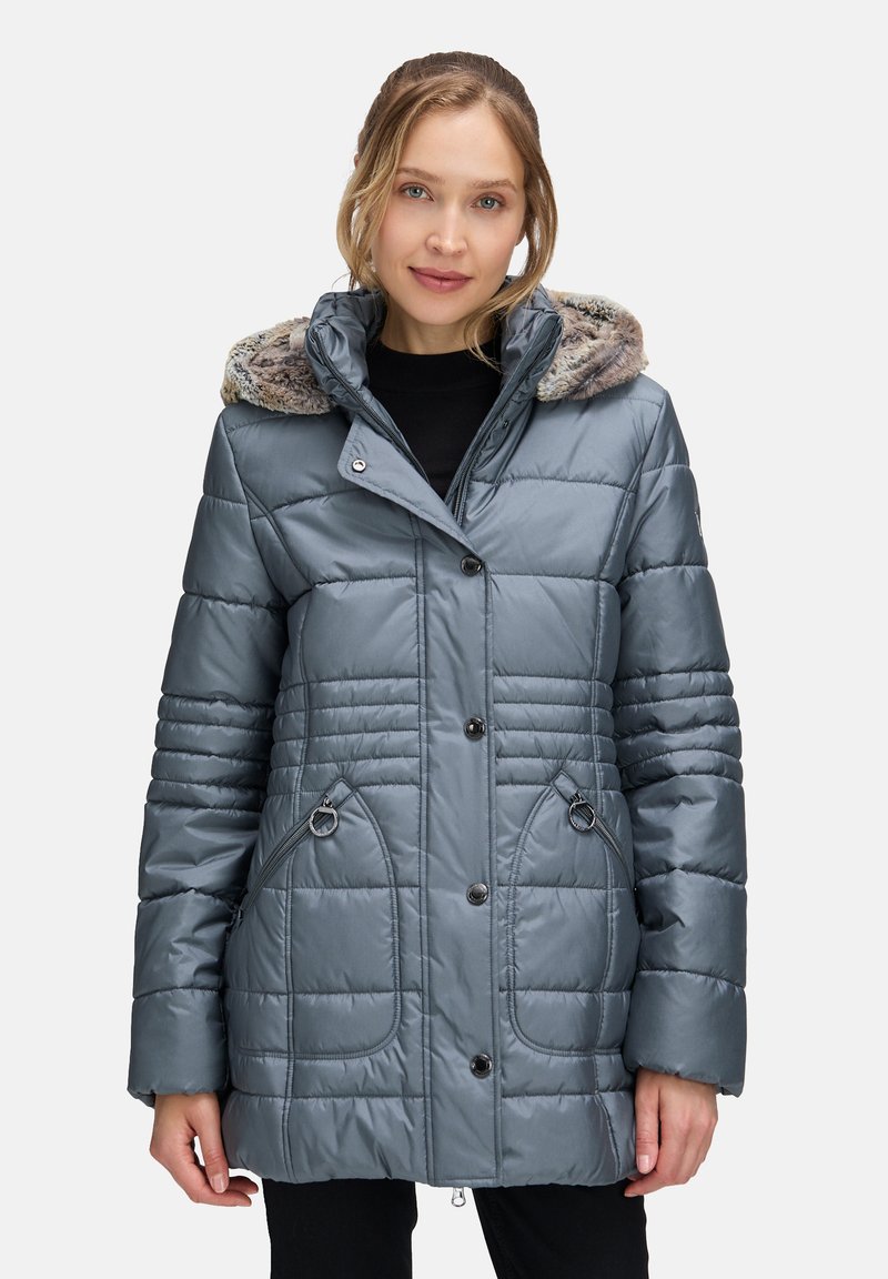 Szary ocieplany kurtałka z futrzanym kapturem, z zapięciem na guziki, bocznymi kieszeniami oraz pikowanym wzorem w średniej długości.