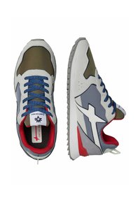 Sneaker sportive in grigio, oliva e rosso. Presentano materiali in suede e rete, un interno rosso texturizzato e un logo a forma di stella bianca sul lato.