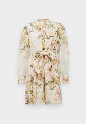 Robe crème à motifs floraux avec manches longues, devant boutonné, col haut et ceinture à nouer à la taille.