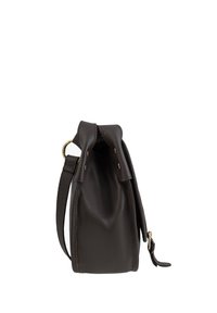 Hnedá kožená kabelka s textúrovaným povrchom, stiahnutým vrchom a ramenným popruhom. Obsahuje akcenty z kovu v zlatej farbe pre ďalší detail.