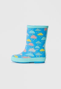 Botte de pluie en caoutchouc bleue avec un motif de nuages et de gouttes de pluie dans des couleurs pastel. La semelle texturée offre une bonne adhérence et présente un liseré bleu clair.