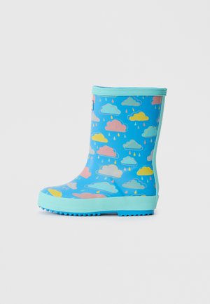 Blaue Gummiregenstiefel mit einem Wolken- und Regentröpfchenmuster in sanften Farben. Die strukturierte Sohle sorgt für Grip und hat einen hellblauen Rand.