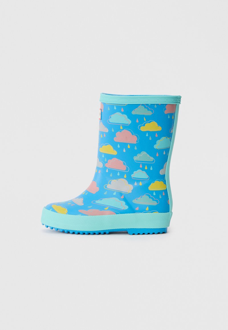 Botte de pluie en caoutchouc bleue avec un motif de nuages et de gouttes de pluie dans des couleurs pastel. La semelle texturée offre une bonne adhérence et présente un liseré bleu clair.