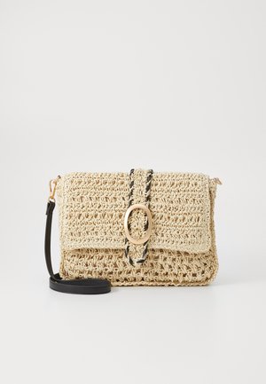 Beige gevlochten crossbodytas met zwarte riem, klepsluiting en grote ovale gouden gesp aan de voorkant.