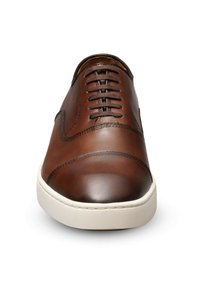 Bruine leren schoen met een gladde afwerking, ronde neus, design met acht ogen voor veters en een contrasterende witte rubberen zool.
