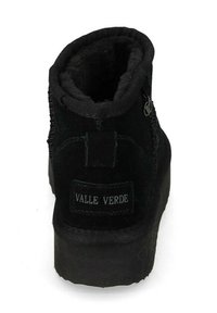 Stivale alla caviglia in suede nero con punta rotonda, fodera morbida e un'etichetta con la scritta "VALLE VERDE." Caratterizzato da una suola texturizzata e cerniera laterale.