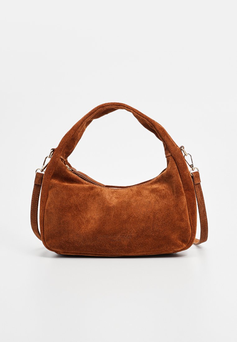 Braune Wildleder-Handtasche mit geschwungener Form, einem kurzen Griff und einem verstellbaren Schulterriemen. Die Oberfläche hat eine weiche Textur und minimale Details.