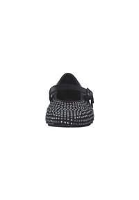 Zapato negro estilo Mary Jane con textura suave, adornado con múltiples strass en la parte superior y una única correa ajustable.