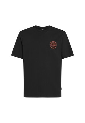 T-shirt en coton noir avec col rond et manches courtes. Présente un imprimé graphique circulaire rouge sur la poitrine gauche, avec des éléments de design texturés.