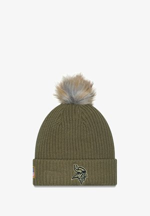 Berretto di maglia verde oliva con design a coste, dotato di un pom-pom in pelliccia sintetica sulla parte superiore e di un logo Viking ricamato sul davanti.