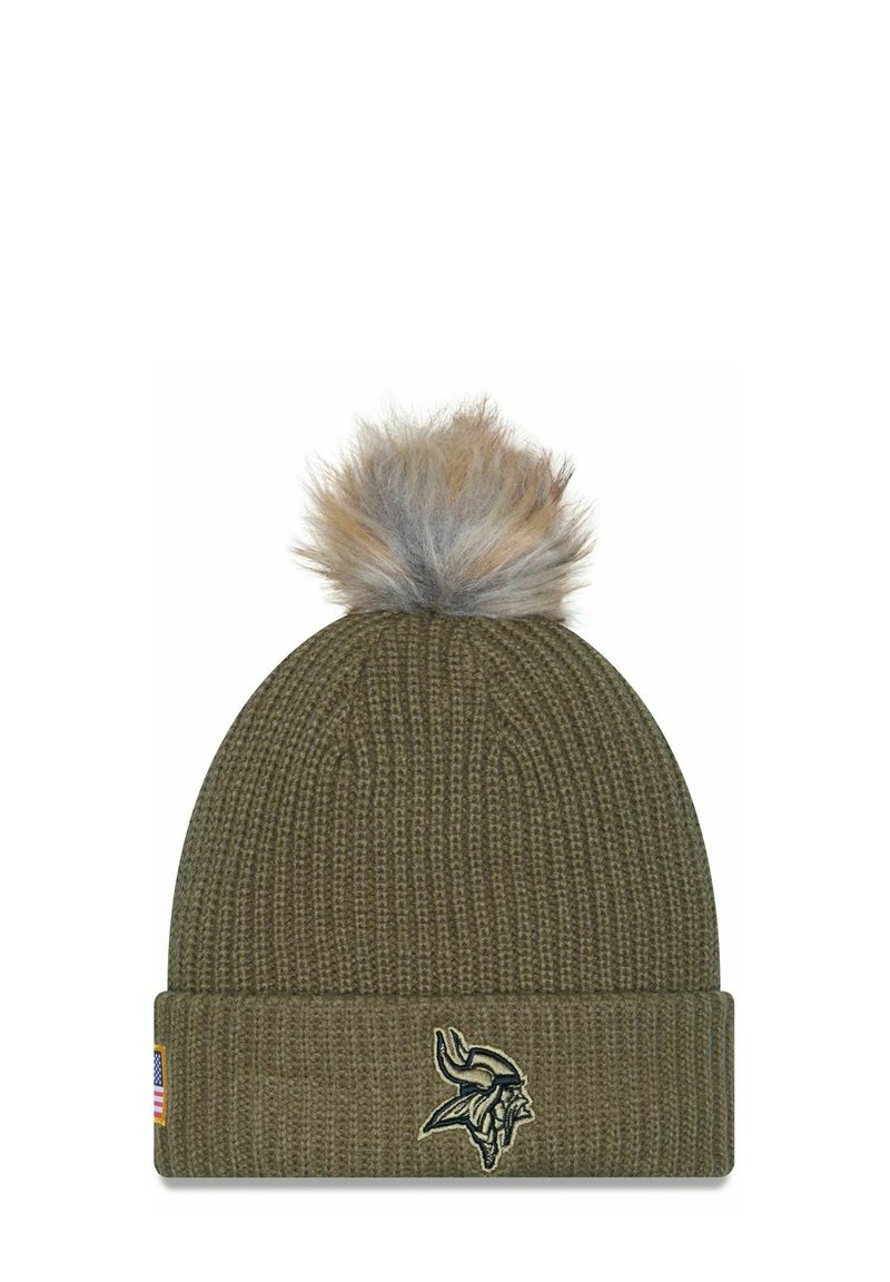 Olivgrübe Strickmütze mit Rippenmuster, ausgestattet mit einem Kunstfell-Pompon obendrauf und einem gestickten Wikinger-Logo auf der Vorderseite.