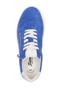 Blaue Wildleder-Sneaker mit weißen Schnürsenkeln, seitlichem Reißverschluss, durchbrochenen Details und abgerundetem Absatz. Das Innenfutter besteht aus weißen Materialien und zeigt Branding.