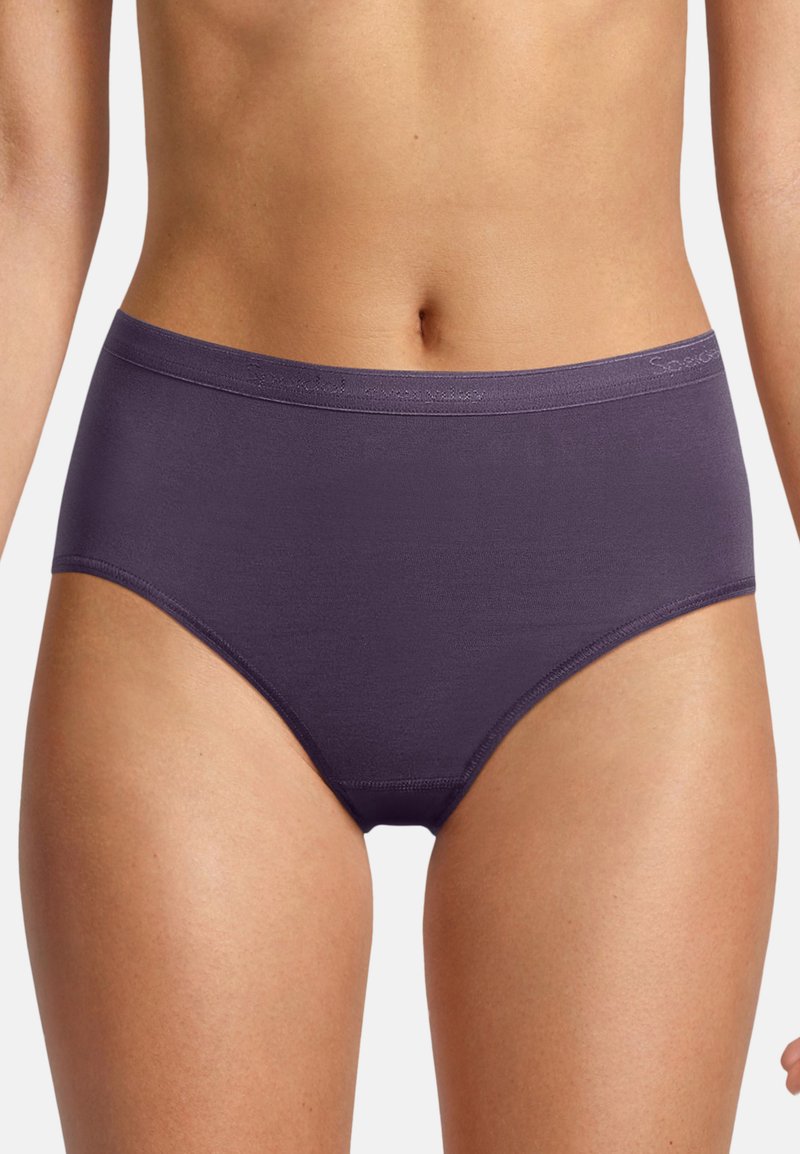 Hooggerimde, donkerpaarse slips gemaakt van zacht, rekbaar materiaal met een soepele tailleband en naadloze randen voor comfort.