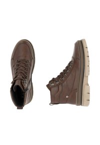 Botas de tobillo de cuero marrón con un acabado texturizado, puntera redonda y diseño de cordones. Suela de goma beige chunky y detalles de ojales metálicos.